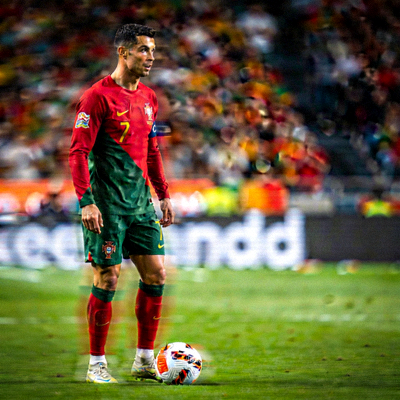 葡萄牙球星C罗主罚任意球前的专注神情